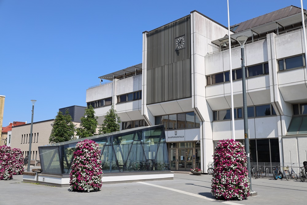 Lappeenrannan kaupungintalo, edustalla kukka-asetelmia.